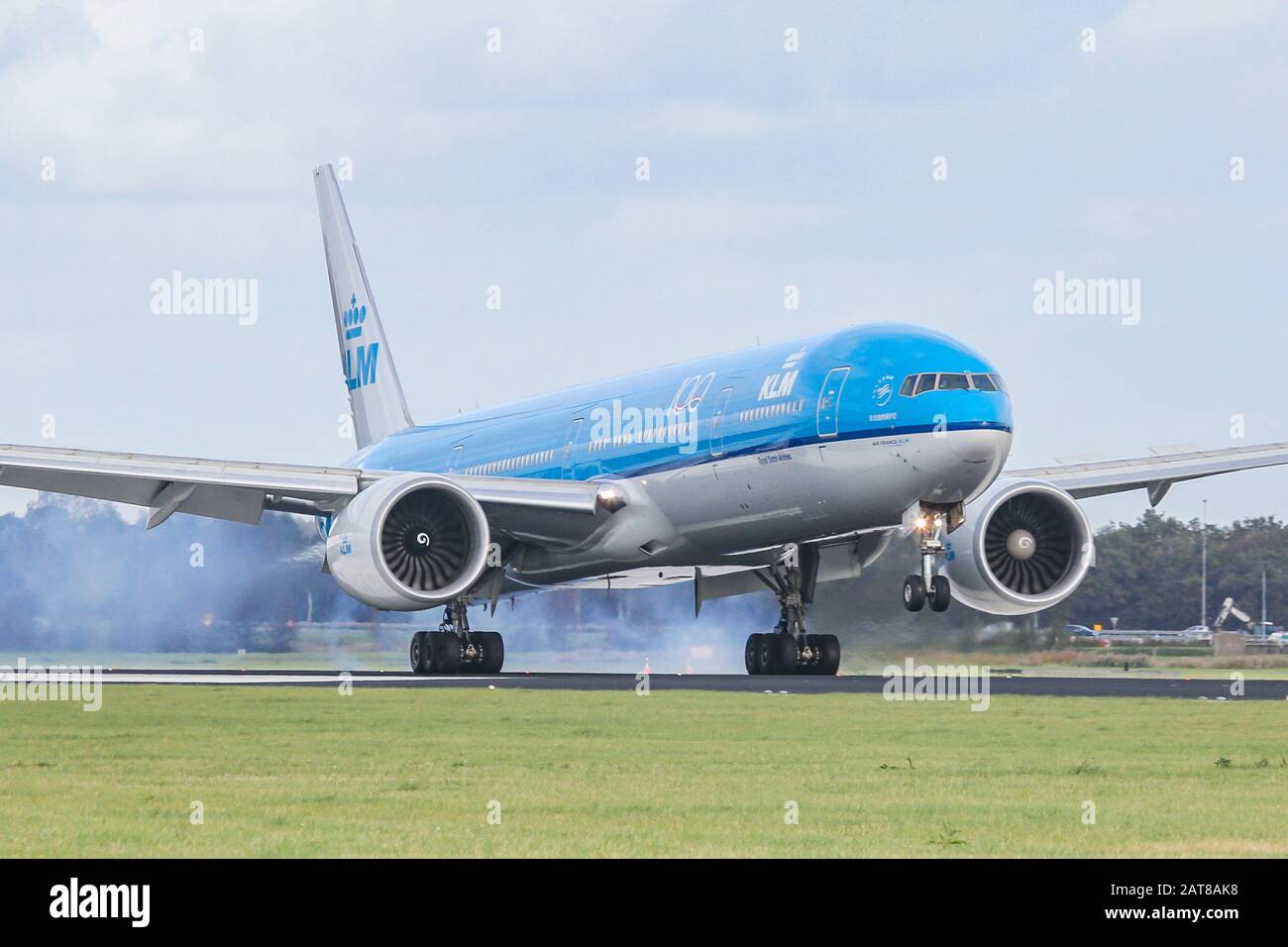 Un Boeing 777-300 de KLM Royal Dutch Airlines atterrit à l'aéroport d'Amsterdam Schiphol AMS EHAM aux Pays-Bas sur la piste Polderbaan. L'avion a la certification ETOPS pour le vol transatlantique. Banque D'Images