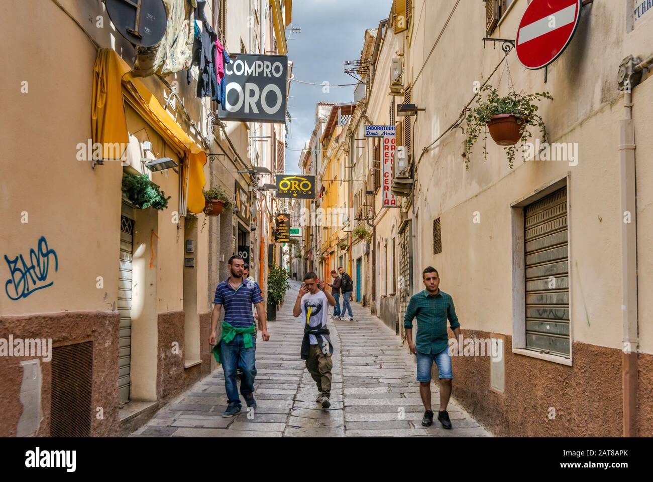 Jeunes hommes à La Via Turritana, rue médiévale au centre historique de Sassari, Sardaigne, Italie Banque D'Images