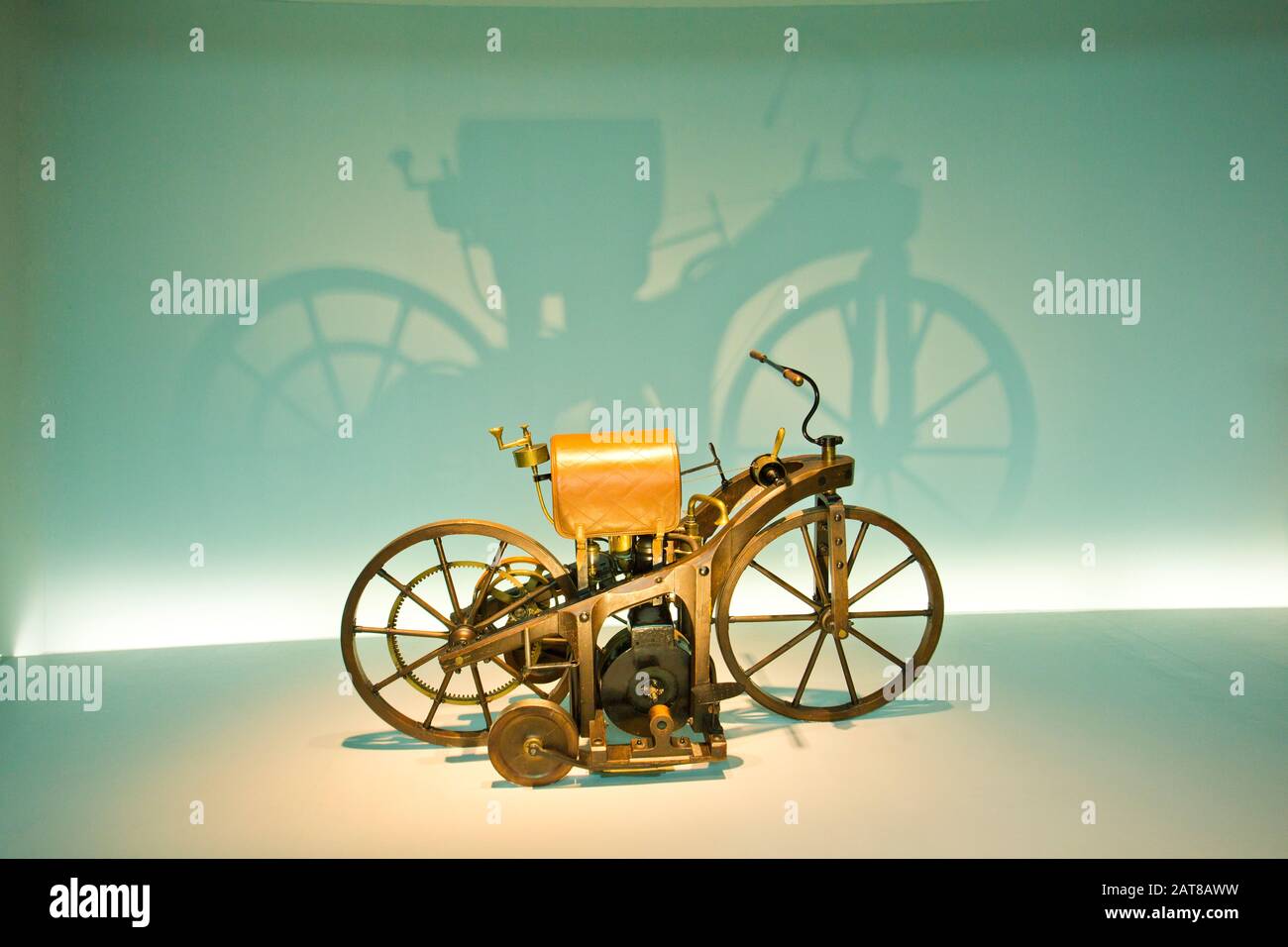 Stuttgart, ALLEMAGNE - OCT, 2019: Intérieur du musée 'Mercedes Benz Welt'. Le musée couvre l'histoire de la Mercedes-Benz et des marques associées. Banque D'Images