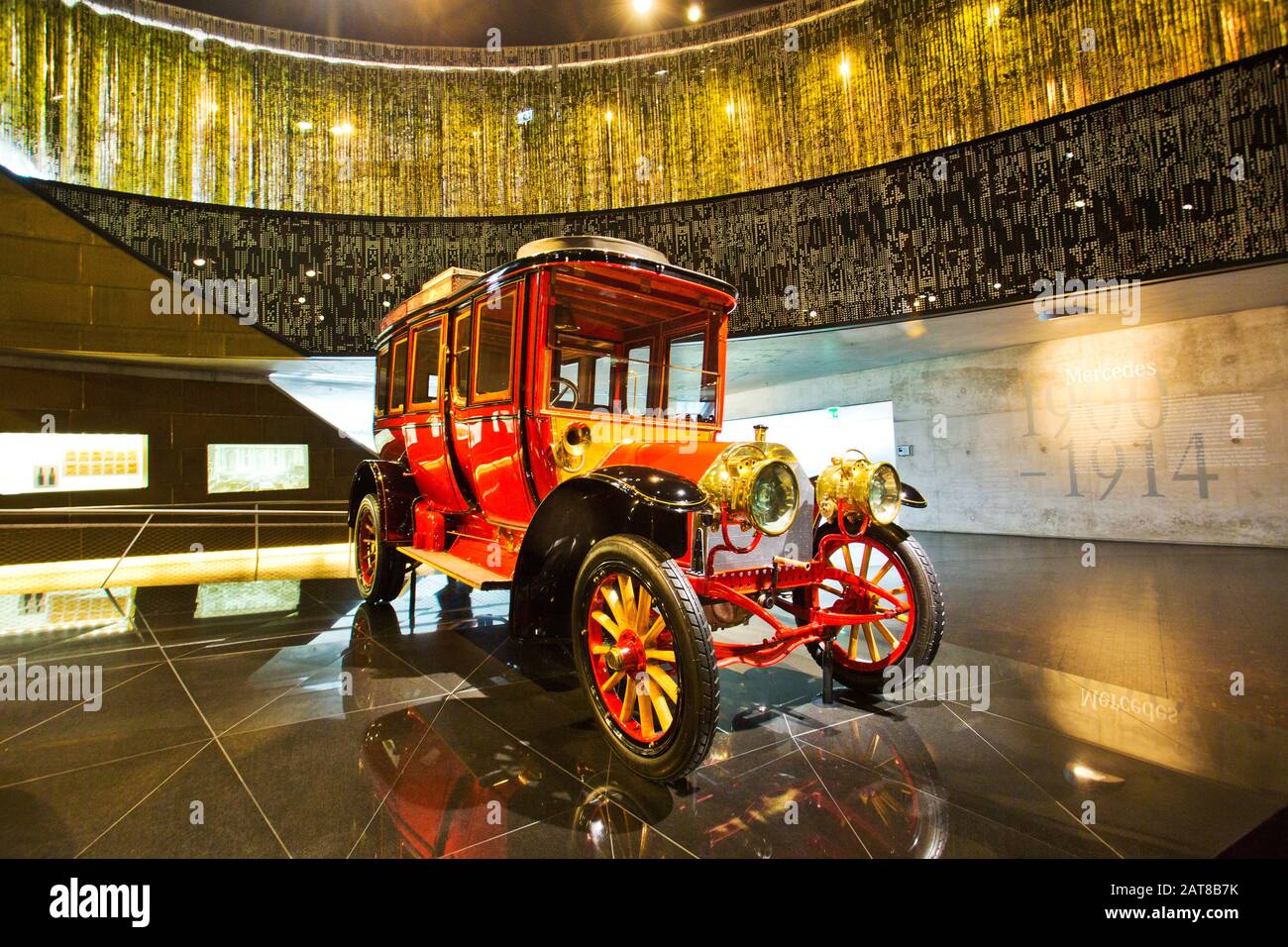 Stuttgart, ALLEMAGNE - OCT, 2019: Intérieur du musée 'Mercedes Benz Welt'. Le musée couvre l'histoire de la Mercedes-Benz et des marques associées. Banque D'Images
