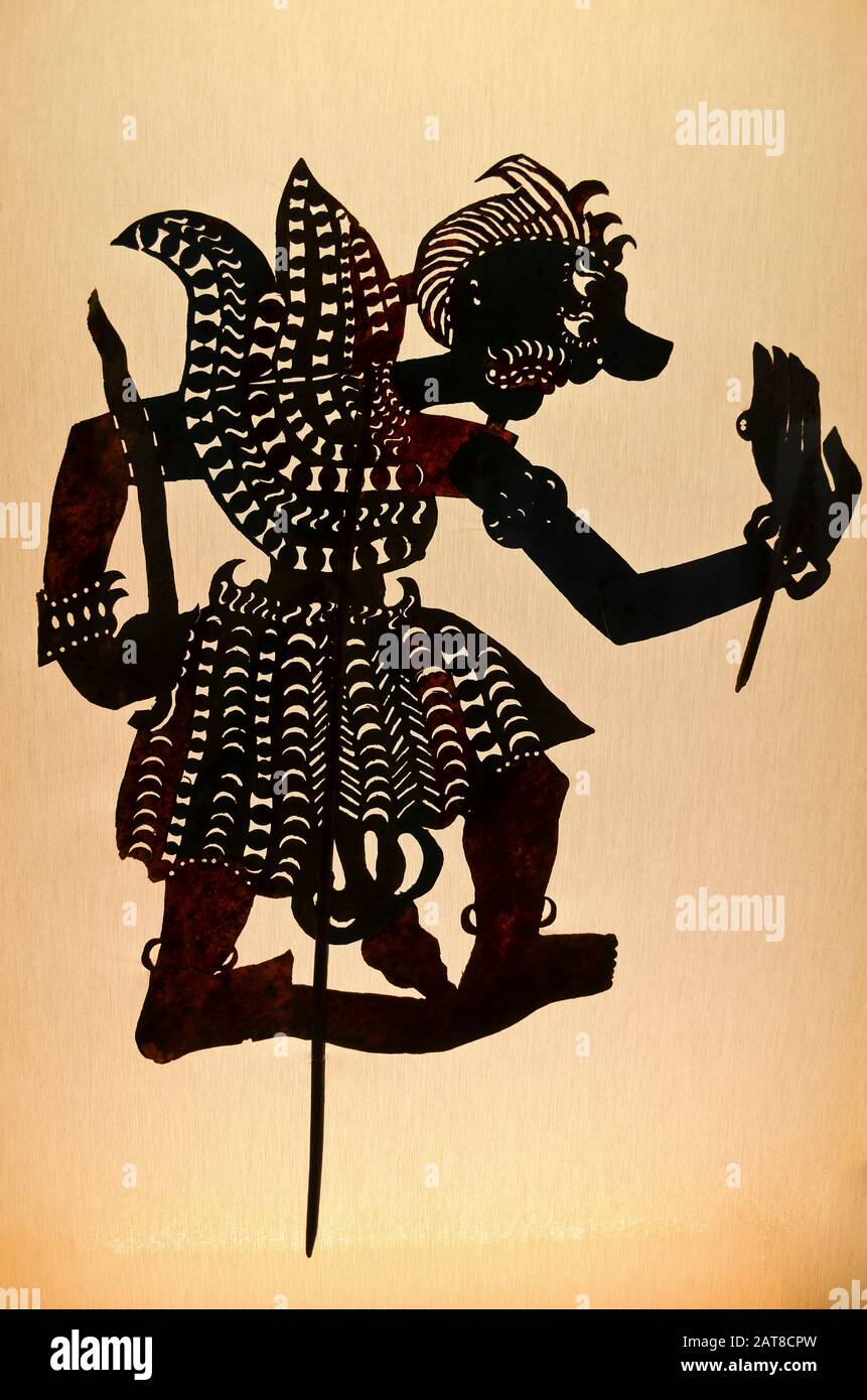 Silhouette d'une marionnette d'ombre, forme articulée d'un guerrier, une marionnette de wayang de la culture indonésienne. Banque D'Images