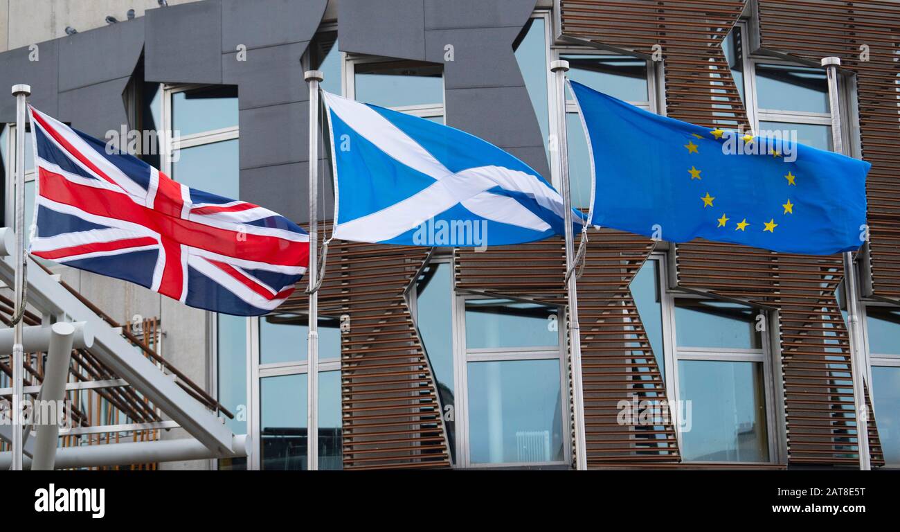 Édimbourg, Écosse, Royaume-Uni. 31 Janvier 2020. Drapeaux en dehors du Parlement écossais à Holyrood à Édimbourg. Le Parlement a voté pour continuer à voler le drapeau européen après que le Royaume-Uni ait quitté l'Union européenne ce soir. Iain Masterton/Alay Live News. Banque D'Images