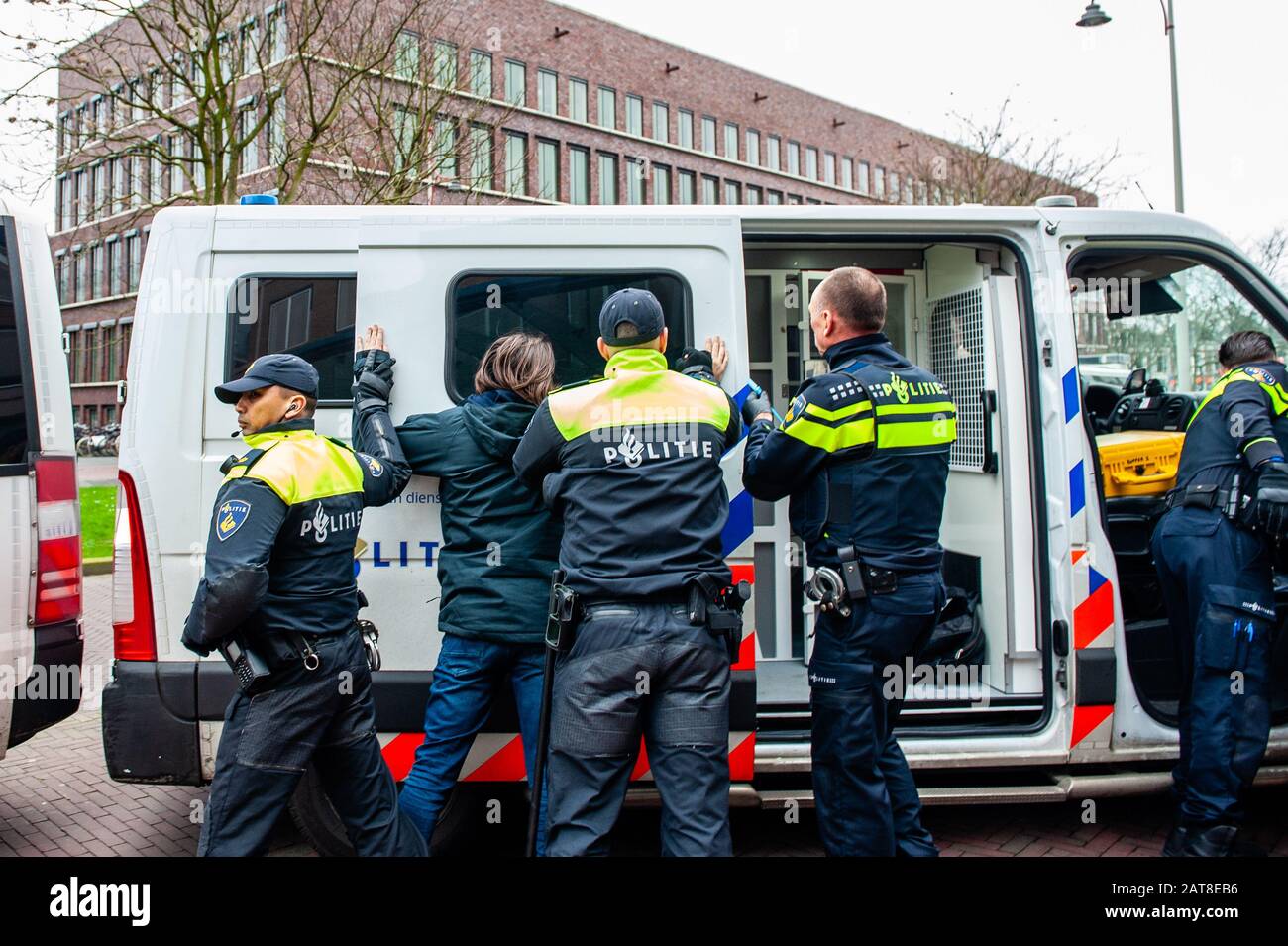 Un militant du XR arrêté par la police pendant la campagne. Une vingtaine d'activistes de la rébellion de l'extinction du groupe se sont manifestés au siège de Shell dans le cadre de la campagne que Shell doit faire, qui a lieu toute la semaine dans tout le pays. Certains militants de l'extinction se sont collés aux fenêtres et aux portes en cristal du bâtiment. Après avoir refusé de quitter le lieu, la plupart d'entre eux ont été arrêtés par la police. Banque D'Images