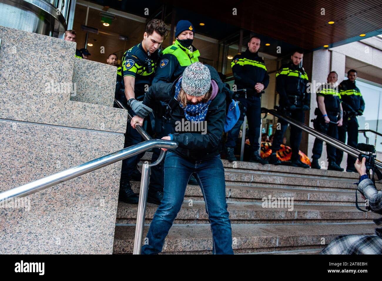 Une militante du XR est perçue comme poussée par la police pendant la campagne. Une vingtaine d'activistes de la rébellion de l'extinction du groupe ont montré au quartier général de Shell dans le cadre de la campagne que Shell doit tomber, qui se déroule toute la semaine dans tout le pays. Certains militants de l'extinction se sont collés aux fenêtres et aux portes en cristal du bâtiment. Après avoir refusé de quitter le lieu, la plupart d'entre eux ont été arrêtés par la police. Banque D'Images