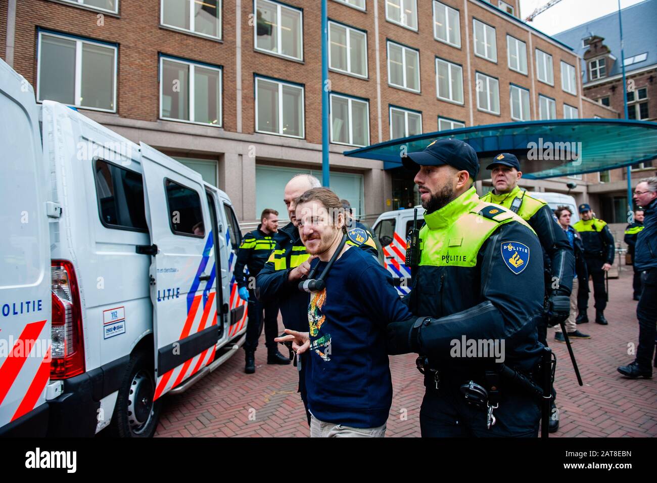 L'un des derniers militants du XR arrêtés au cours de la campagne. Une vingtaine d'activistes du groupe Rébellion de l'extinction ont manifesté au siège de Shell dans le cadre de la campagne que Shell doit faire, qui a lieu toute la semaine dans tout le pays. Certains militants de l'extinction se sont collés aux fenêtres et aux portes en cristal du bâtiment. Après avoir refusé de quitter le lieu, la plupart d'entre eux ont été arrêtés par la police. Banque D'Images