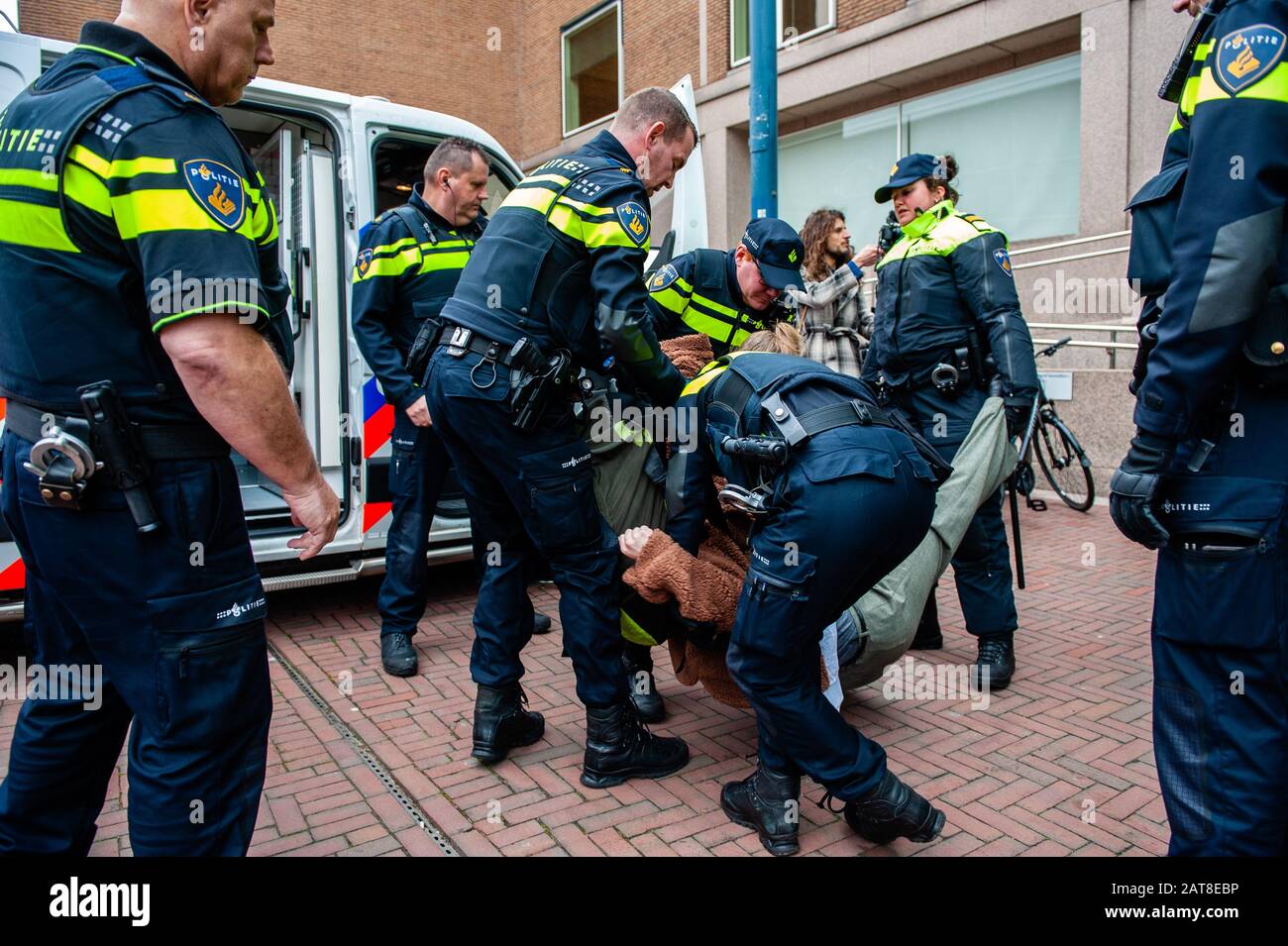 Un militant du XR arrêté par la police pendant la campagne. Une vingtaine d'activistes de la rébellion de l'extinction du groupe se sont manifestés au siège de Shell dans le cadre de la campagne que Shell doit faire, qui a lieu toute la semaine dans tout le pays. Certains militants de l'extinction se sont collés aux fenêtres et aux portes en cristal du bâtiment. Après avoir refusé de quitter le lieu, la plupart d'entre eux ont été arrêtés par la police. Banque D'Images
