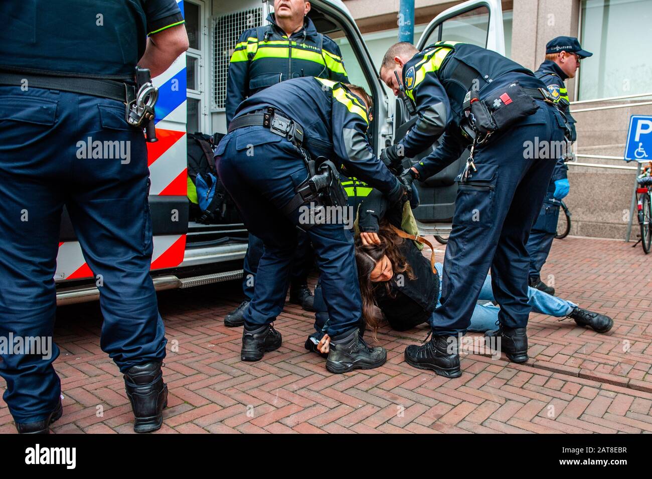 Une militante féminine arrêtée par la police au cours de la campagne. Une vingtaine d'activistes de la rébellion de l'extinction du groupe se sont manifestés au siège de Shell dans le cadre de la campagne que Shell doit faire, qui a lieu toute la semaine dans tout le pays. Certains militants de l'extinction se sont collés aux fenêtres et aux portes en cristal du bâtiment. Après avoir refusé de quitter le lieu, la plupart d'entre eux ont été arrêtés par la police. Banque D'Images