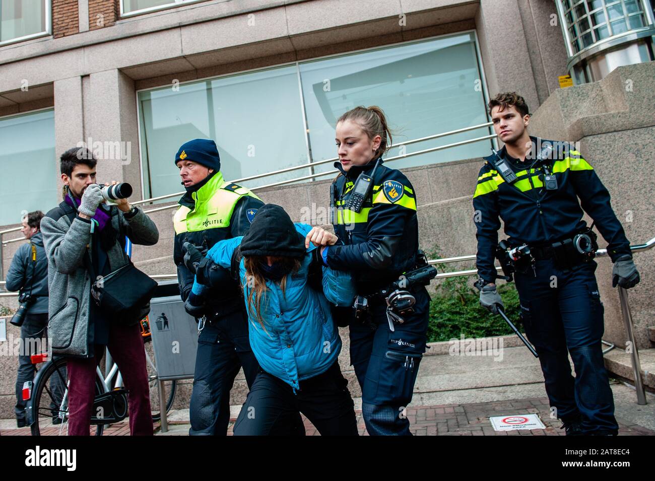 Un militant du XR arrêté par la police pendant la campagne. Une vingtaine d'activistes de la rébellion de l'extinction du groupe se sont manifestés au siège de Shell dans le cadre de la campagne que Shell doit faire, qui a lieu toute la semaine dans tout le pays. Certains militants de l'extinction se sont collés aux fenêtres et aux portes en cristal du bâtiment. Après avoir refusé de quitter le lieu, la plupart d'entre eux ont été arrêtés par la police. Banque D'Images