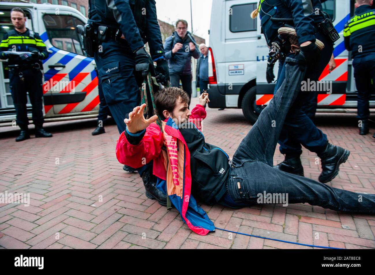 Un militant de la XR est vu traîner à travers le sol pendant la campagne. Une vingtaine d'activistes de la rébellion de l'extinction du groupe ont montré au siège de Shell dans le cadre de la campagne que Shell doit tomber, qui se déroule toute la semaine dans tout le pays. Certains militants de l'extinction se sont collés aux fenêtres et aux portes en cristal du bâtiment. Après avoir refusé de quitter le lieu, la plupart d'entre eux ont été arrêtés par la police. Banque D'Images