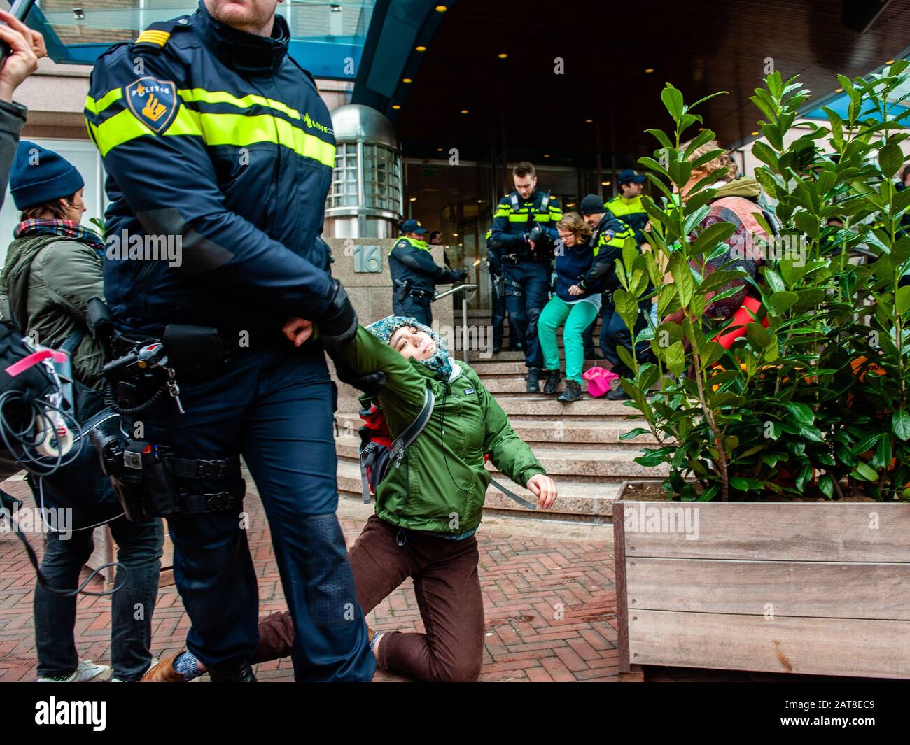 Une militante féminine arrêtée par la police au cours de la campagne. Une vingtaine d'activistes de la rébellion de l'extinction du groupe se sont manifestés au siège de Shell dans le cadre de la campagne que Shell doit faire, qui a lieu toute la semaine dans tout le pays. Certains militants de l'extinction se sont collés aux fenêtres et aux portes en cristal du bâtiment. Après avoir refusé de quitter le lieu, la plupart d'entre eux ont été arrêtés par la police. Banque D'Images