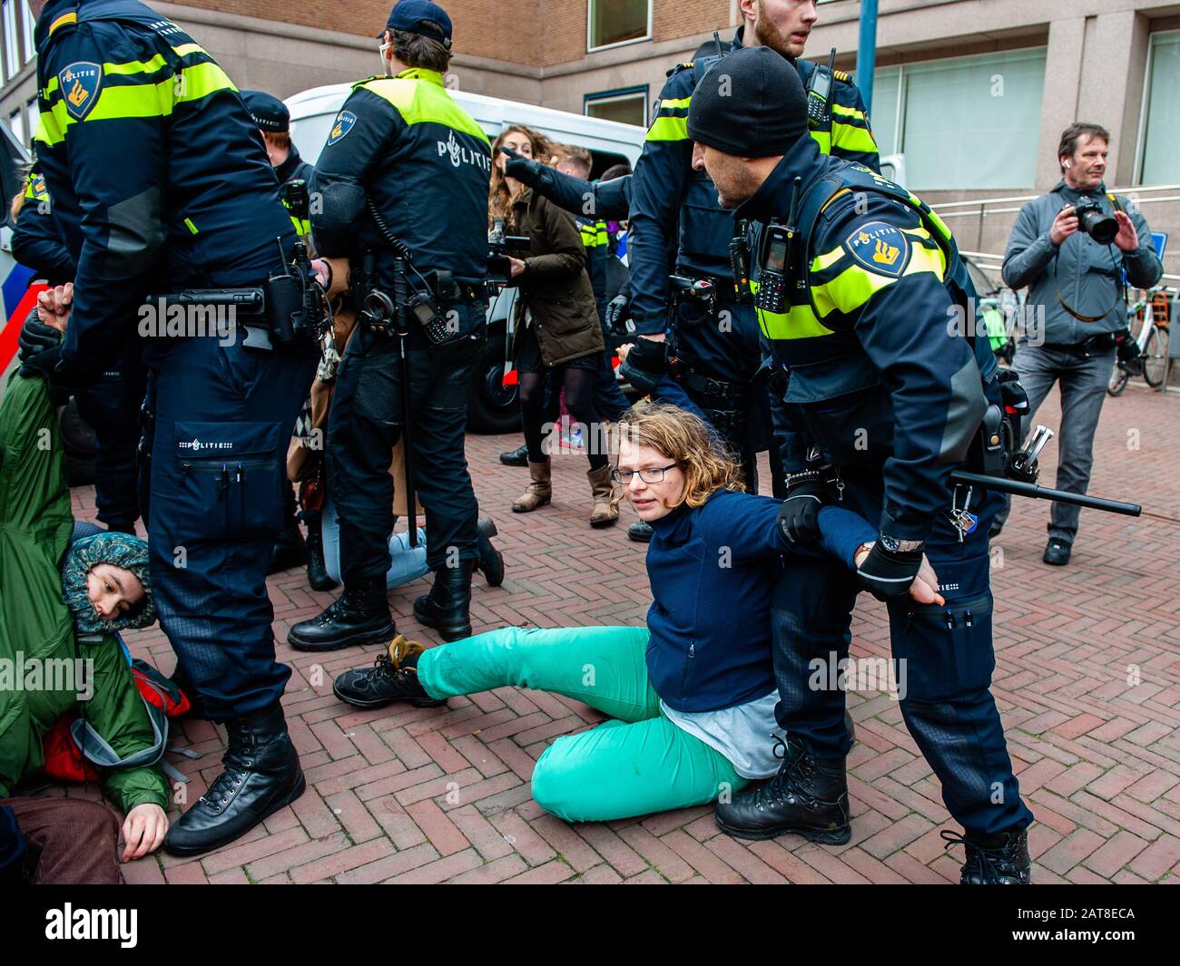 Un très jeune militant du XR arrêté par la police pendant la campagne.Une vingtaine d'activistes du groupe Rébellion de l'extinction ont montré au quartier général de Shell dans le cadre de la campagne que Shell doit tomber, qui se déroule toute la semaine dans tout le pays. Certains militants de l'extinction se sont collés aux fenêtres et aux portes en cristal du bâtiment. Après avoir refusé de quitter le lieu, la plupart d'entre eux ont été arrêtés par la police. Banque D'Images