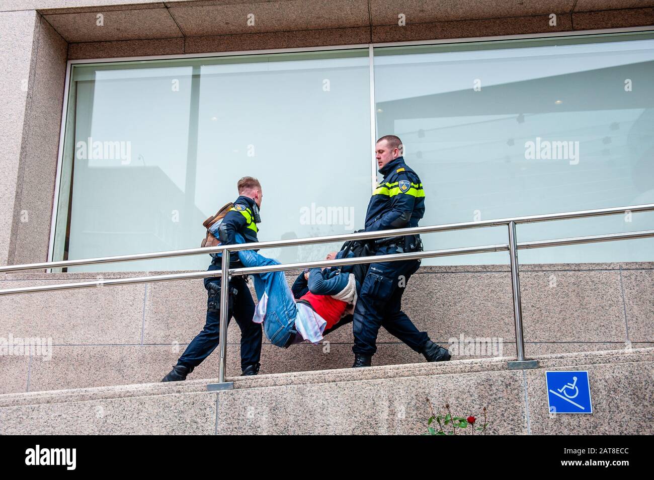 Un militant du XR arrêté par la police pendant la campagne. Une vingtaine d'activistes de la rébellion de l'extinction du groupe se sont manifestés au siège de Shell dans le cadre de la campagne que Shell doit faire, qui a lieu toute la semaine dans tout le pays. Certains militants de l'extinction se sont collés aux fenêtres et aux portes en cristal du bâtiment. Après avoir refusé de quitter le lieu, la plupart d'entre eux ont été arrêtés par la police. Banque D'Images