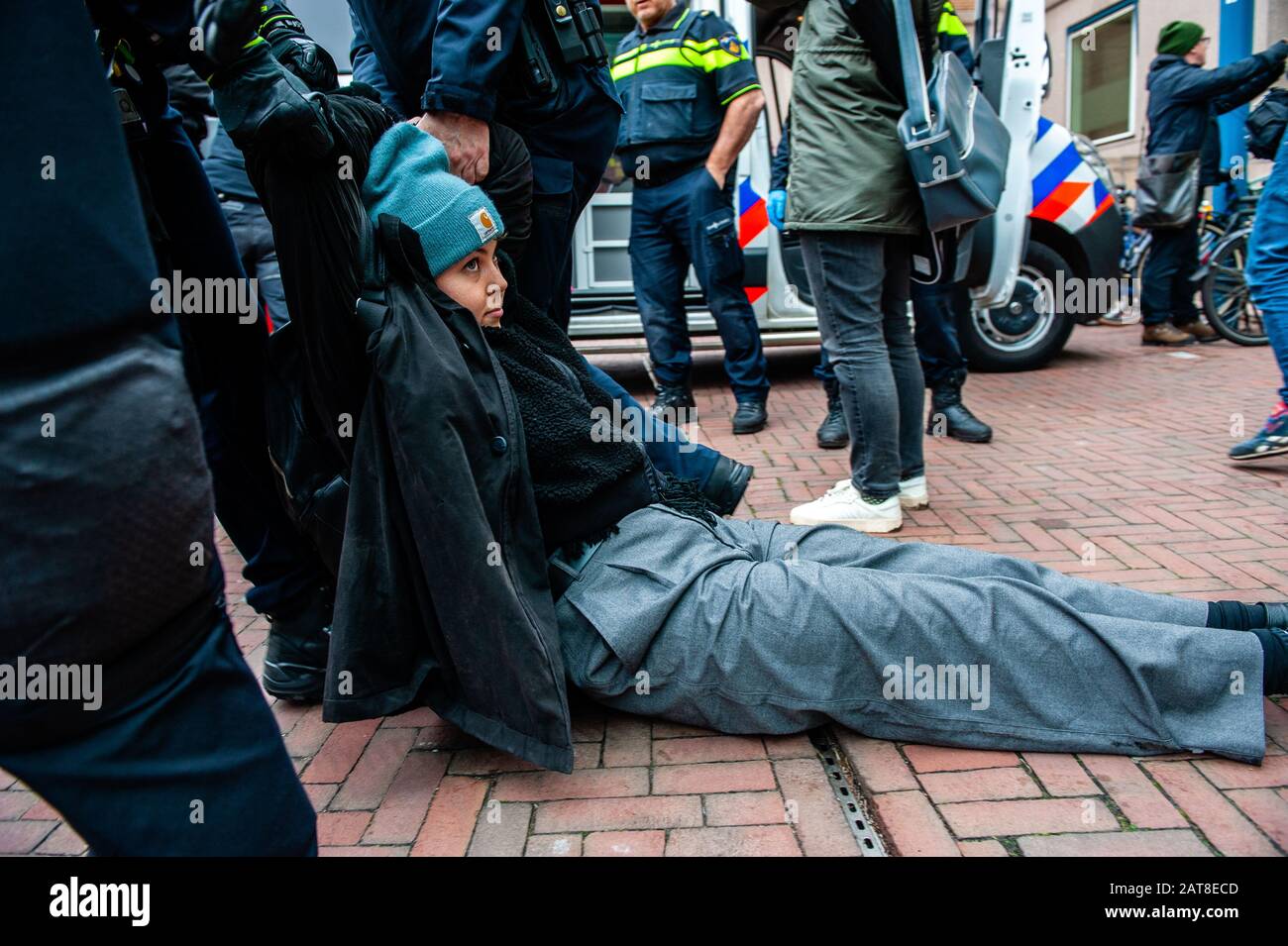 Un militant de la XR est vu traîner à travers le sol pendant la campagne. Une vingtaine d'activistes de la rébellion de l'extinction du groupe ont montré au siège de Shell dans le cadre de la campagne que Shell doit tomber, qui se déroule toute la semaine dans tout le pays. Certains militants de l'extinction se sont collés aux fenêtres et aux portes en cristal du bâtiment. Après avoir refusé de quitter le lieu, la plupart d'entre eux ont été arrêtés par la police. Banque D'Images