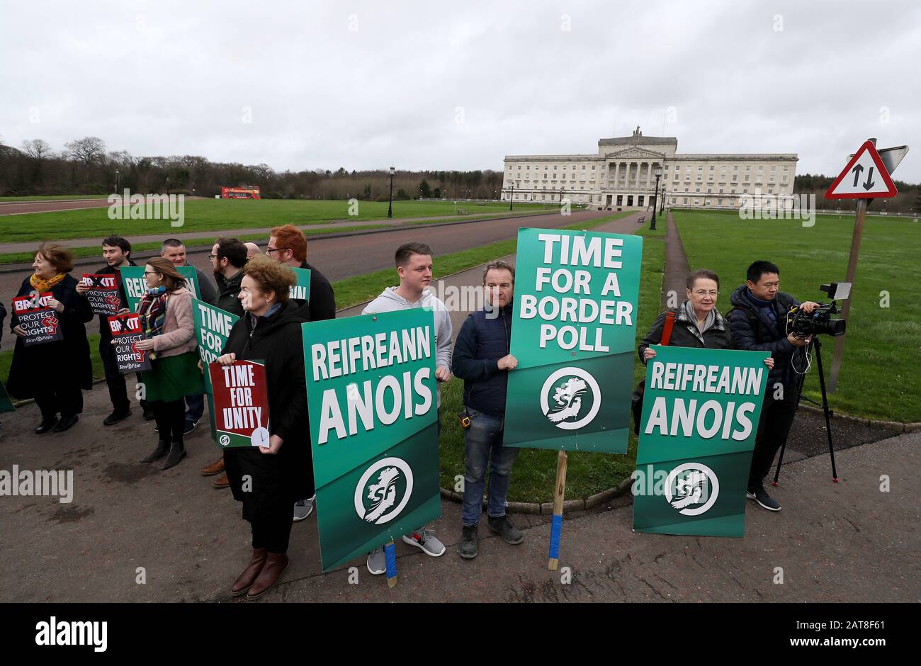 Les militants de Sinn Fein qui demandent un sondage aux frontières, font une manifestation devant les bâtiments du Parlement, Stormont, Belfast, devant le Royaume-Uni qui quitte l'Union européenne à 23 heures vendredi. Banque D'Images