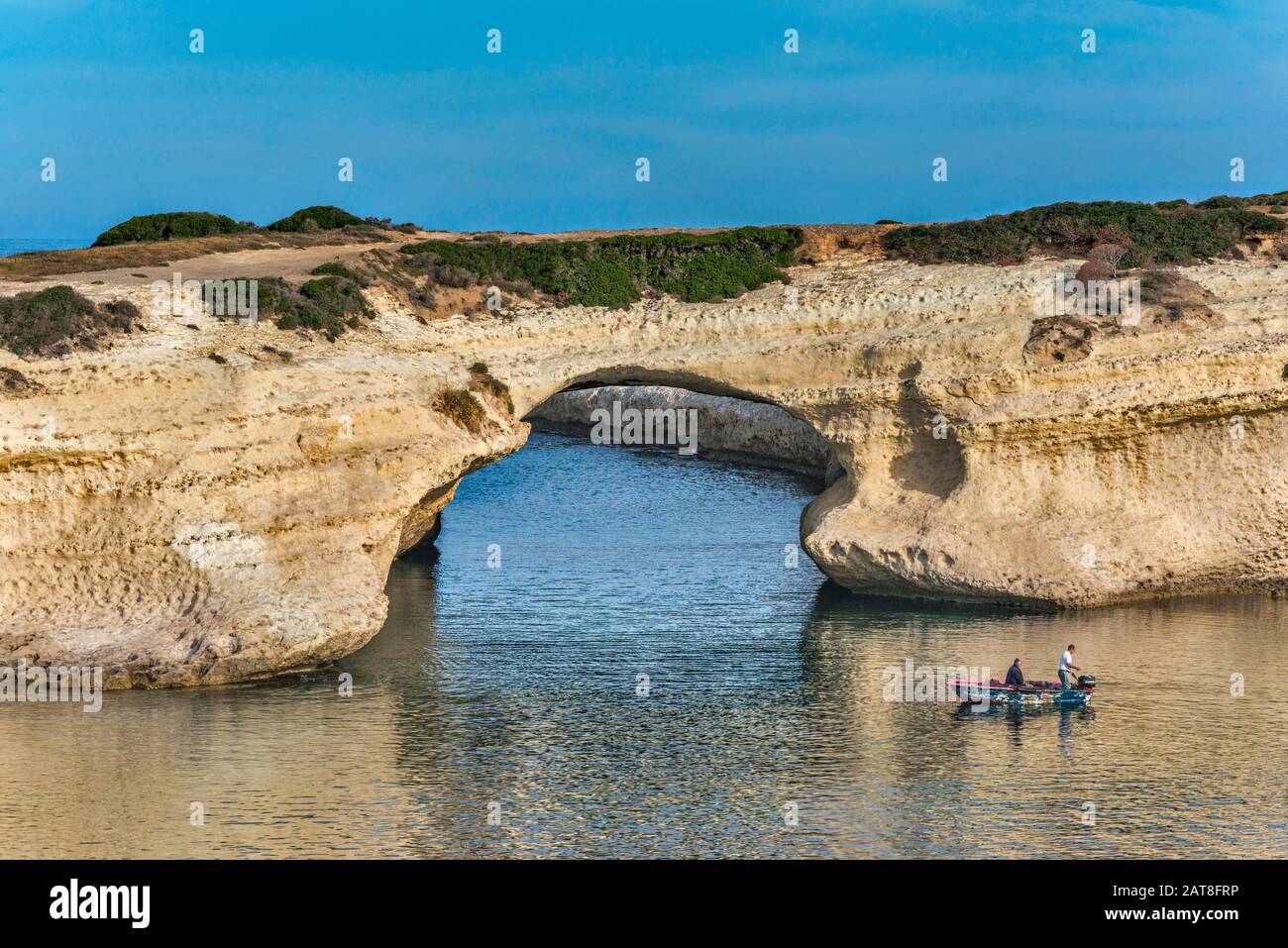 Hommes pêchant à Arco di s'Archctou, arche naturelle près de Spiaggia dell'Arco, plage à s'Archctou, municipalité de Cuglieri, Sardaigne, Italie Banque D'Images