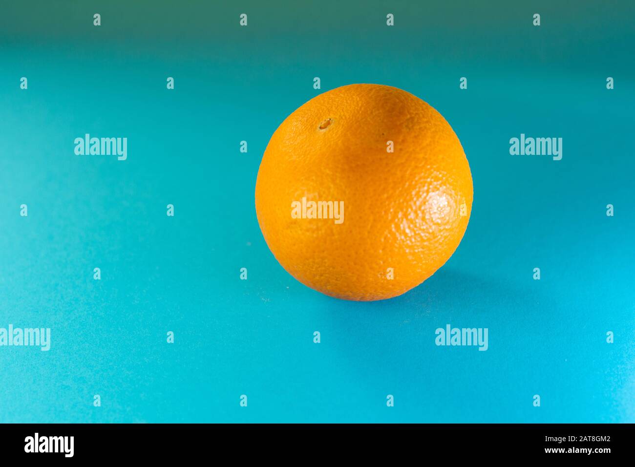 Clémentine fraîche sur fond bleu. Concept de saine alimentation Banque D'Images