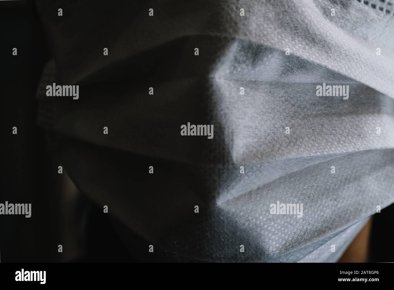 Gros plan sur le visage d'un jeune homme portant un masque médical ou chirurgical Banque D'Images