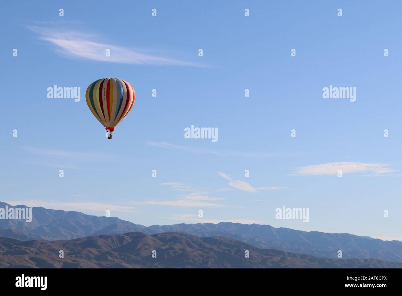 un ciel en montgolfière au-dessus des montagnes et du désert Banque D'Images
