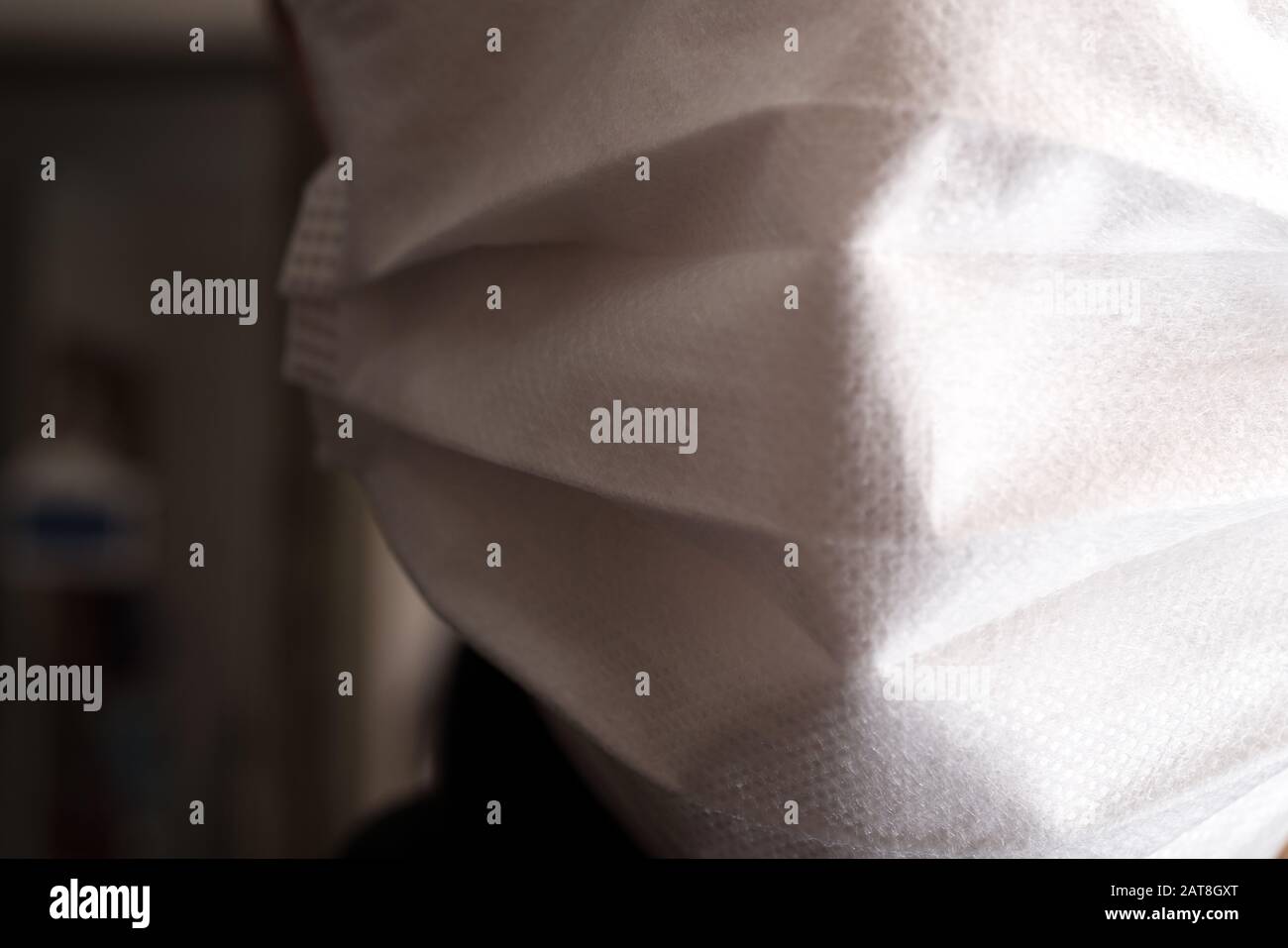 Gros plan sur le visage d'un jeune homme portant un masque médical ou chirurgical Banque D'Images