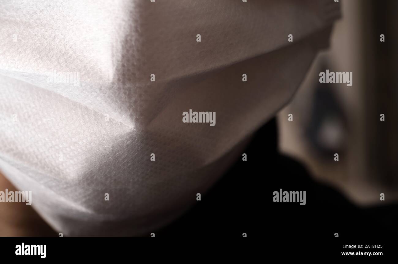 Gros plan sur le visage d'un jeune homme portant un masque médical ou chirurgical Banque D'Images