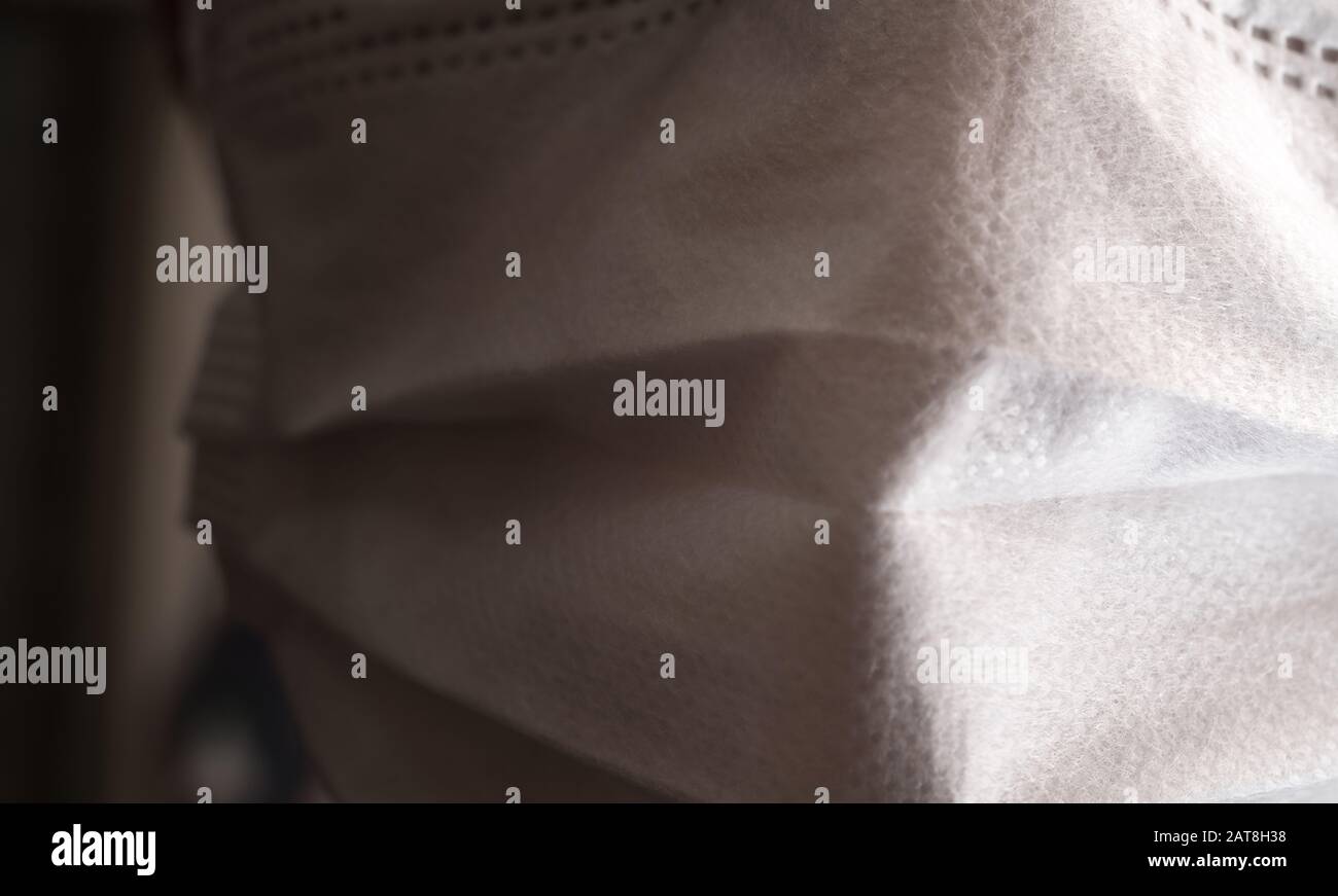 Gros plan sur le visage d'un jeune homme portant un masque médical ou chirurgical Banque D'Images