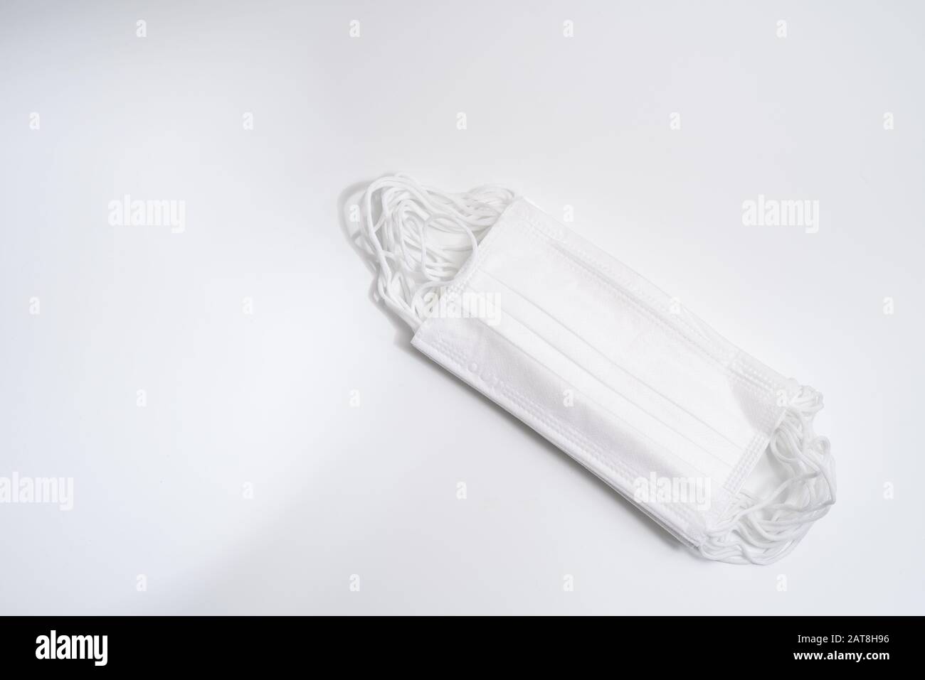 Masque médical de protection sur fond blanc. Banque D'Images