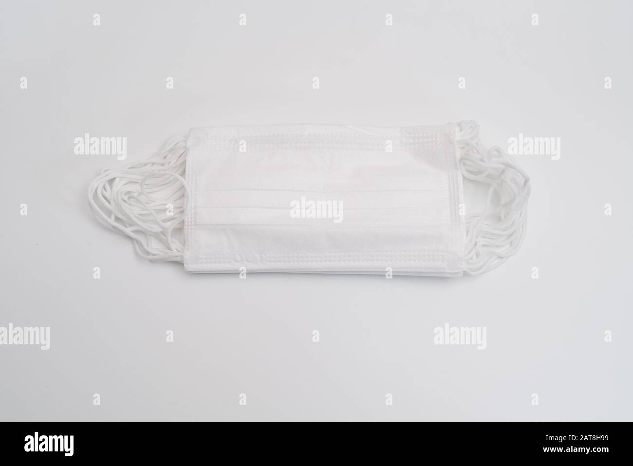 Masque médical de protection sur fond blanc. Banque D'Images