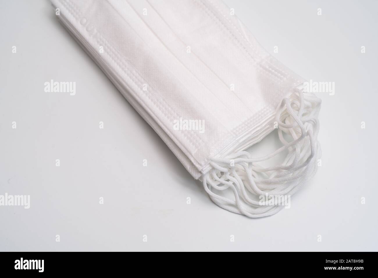 Masque médical de protection sur fond blanc. Banque D'Images