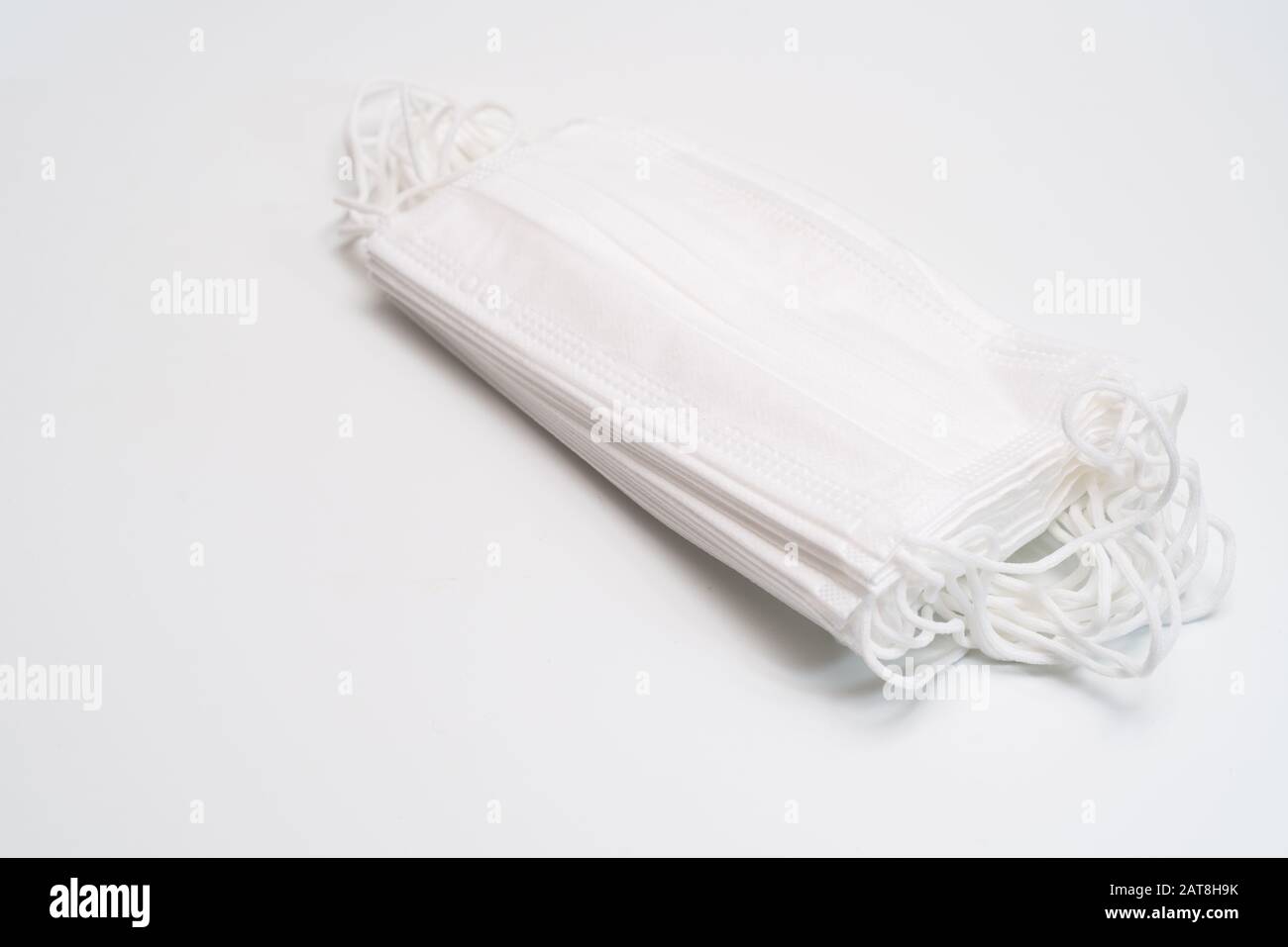 Masque médical de protection sur fond blanc. Banque D'Images