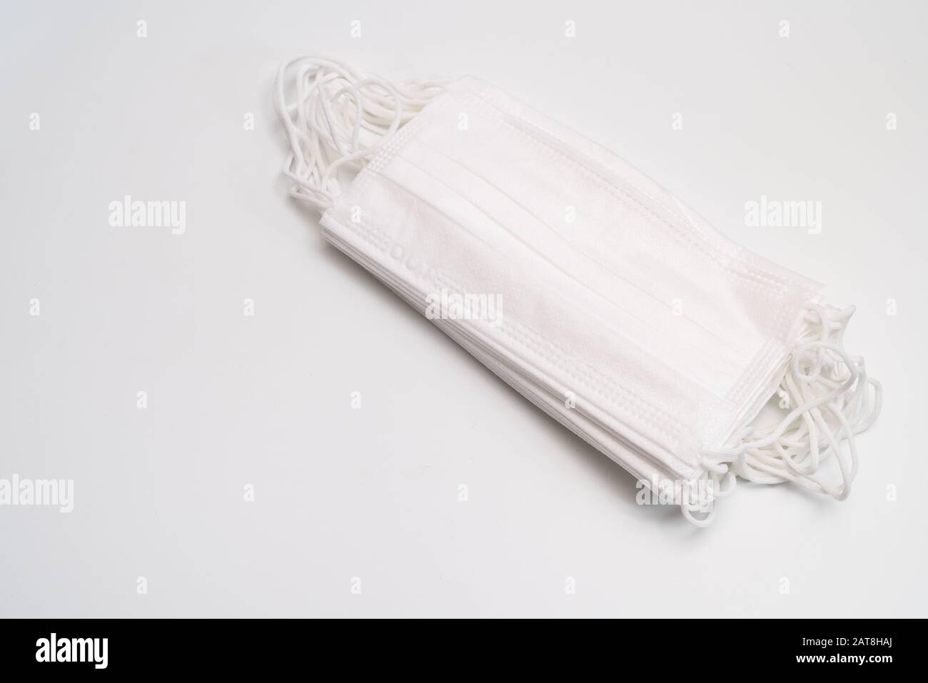 Masque médical de protection sur fond blanc. Banque D'Images