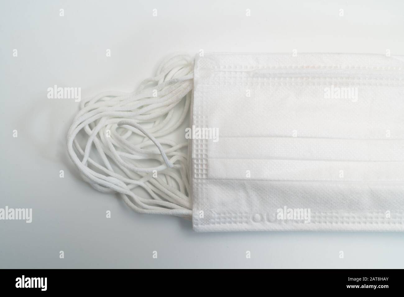 Masque médical de protection sur fond blanc. Banque D'Images