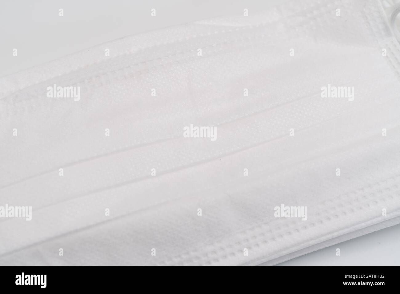 Masque médical de protection sur fond blanc. Banque D'Images