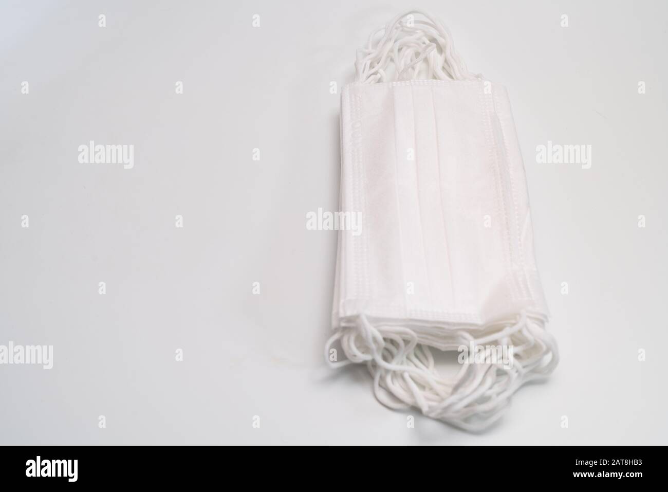 Masque médical de protection sur fond blanc. Banque D'Images