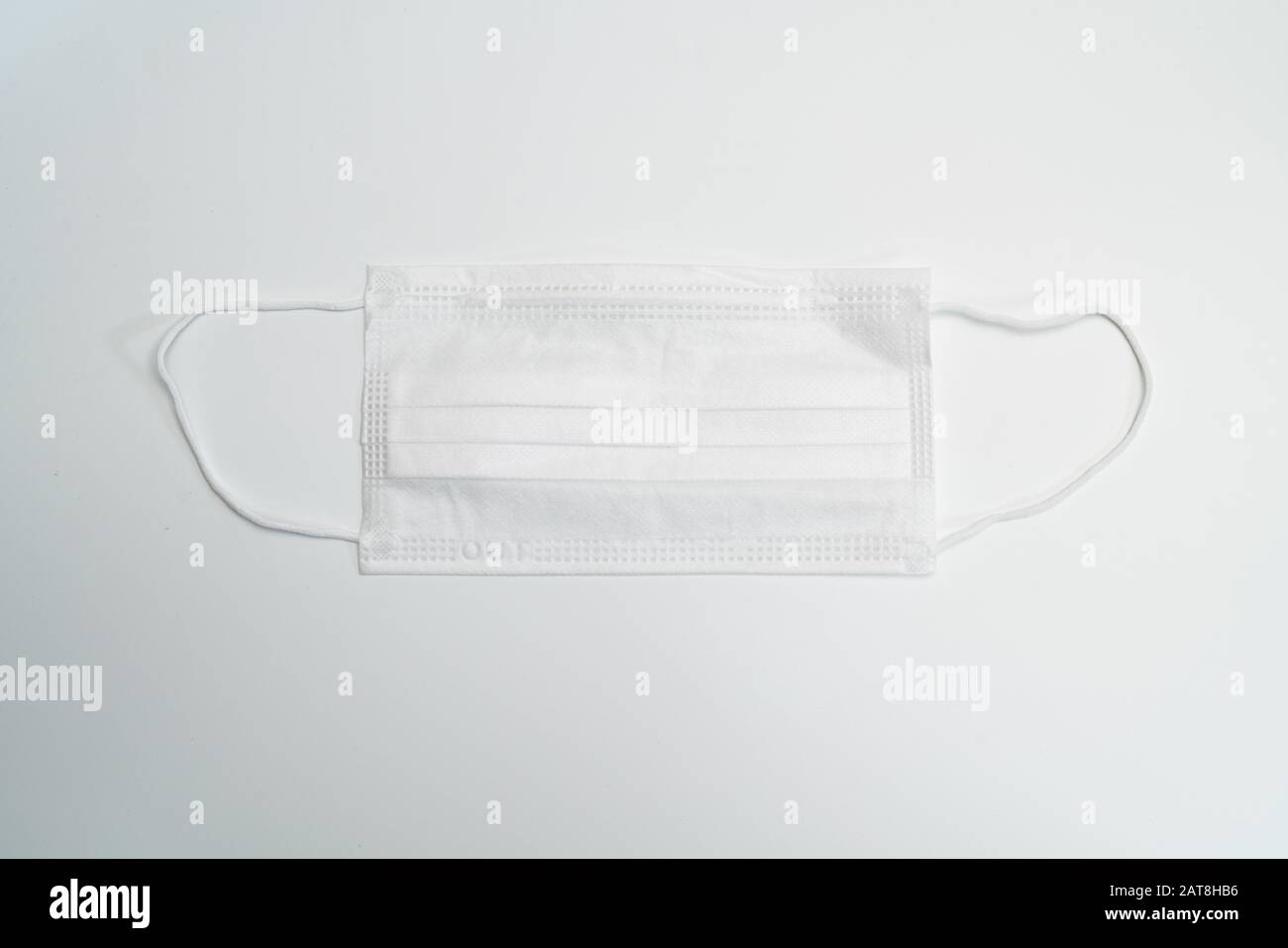 Masque médical de protection sur fond blanc. Banque D'Images