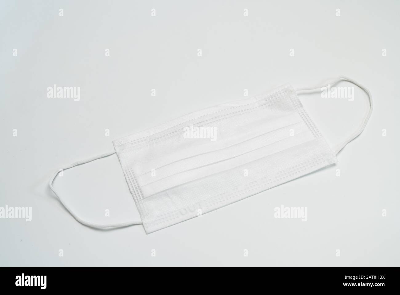 Masque médical de protection sur fond blanc. Banque D'Images