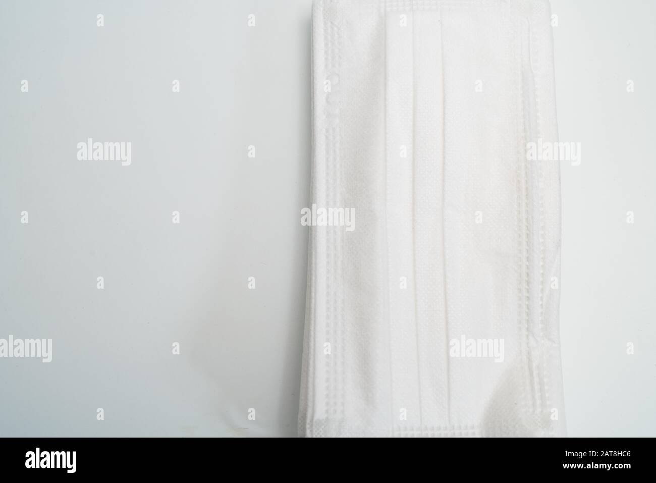 Masque médical de protection sur fond blanc. Banque D'Images