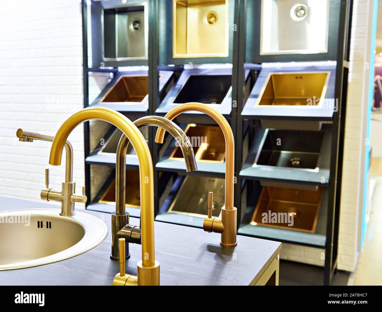 Exposition de lavabos et robinets de cuisine pour meubles dans le magasin Banque D'Images