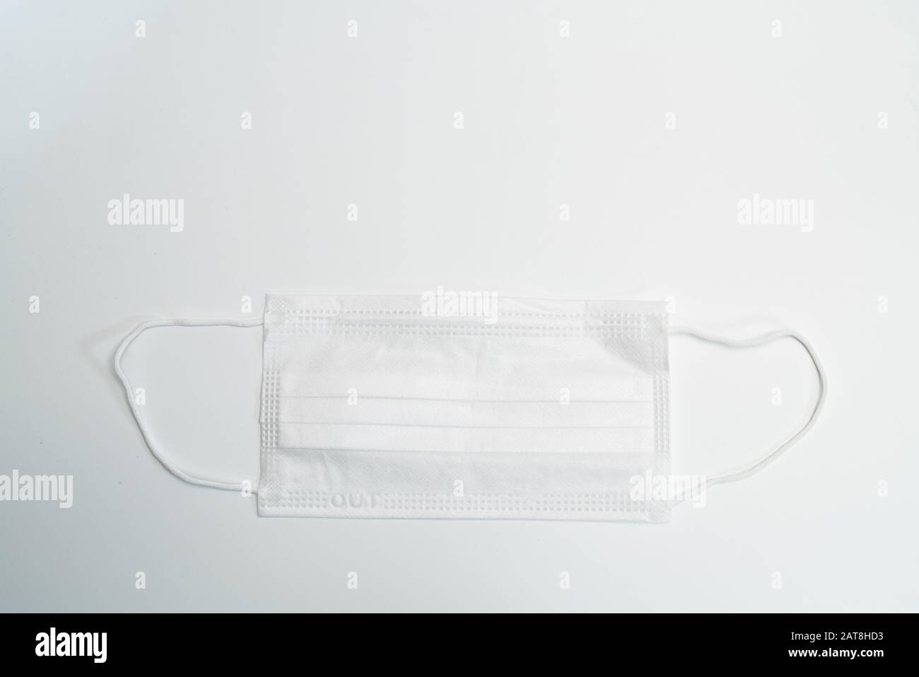 Masque médical de protection sur fond blanc. Banque D'Images