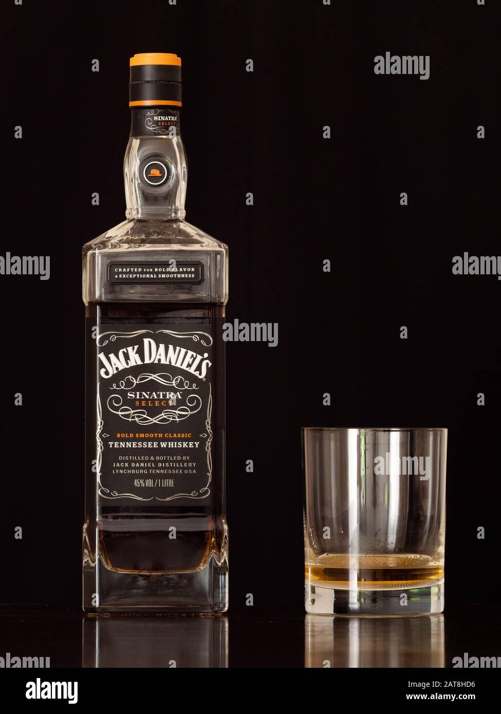 Lynchburg, Tennessee, États-Unis - 12 janvier 2020: Jack Daniels Sinatra Select Tennessee Whiskey in a Bottle and a Tumbler Glass on a Black Background. A lu Banque D'Images