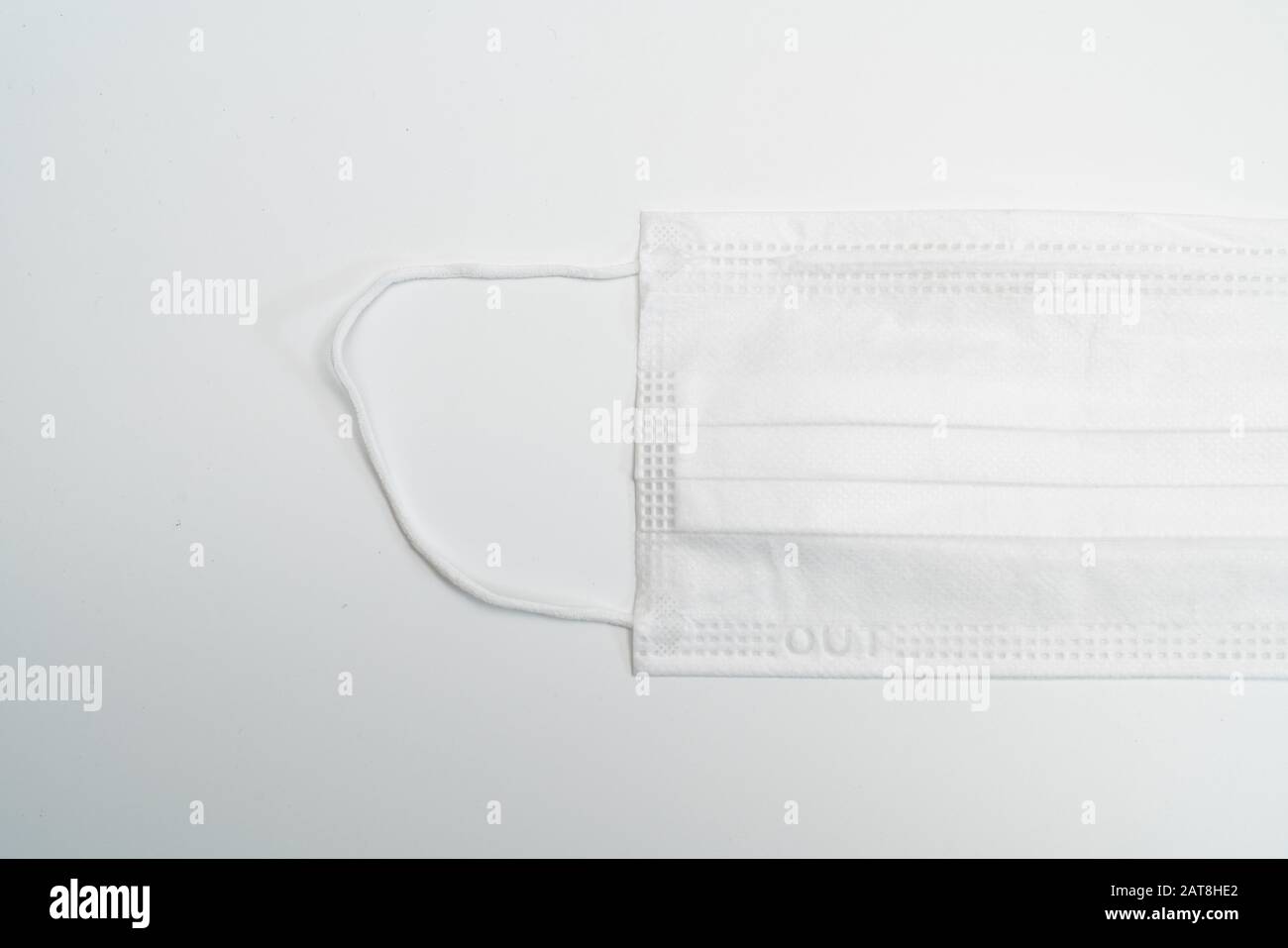 Masque médical de protection sur fond blanc. Banque D'Images