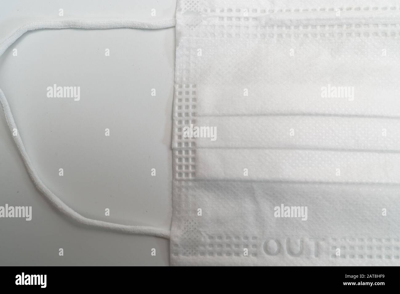 Masque médical de protection sur fond blanc. Banque D'Images