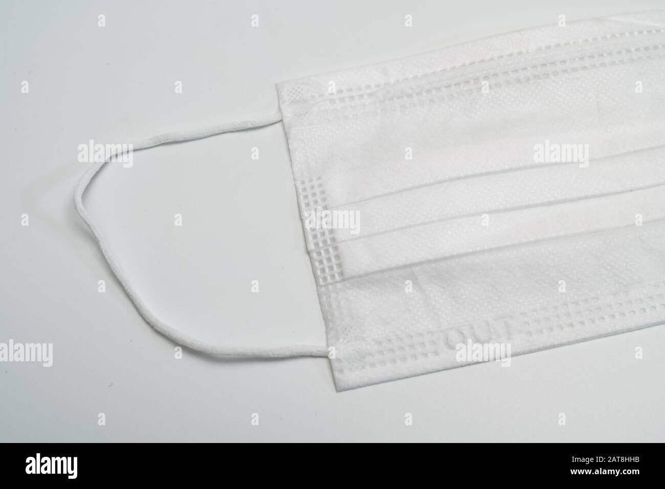 Masque médical de protection sur fond blanc. Banque D'Images