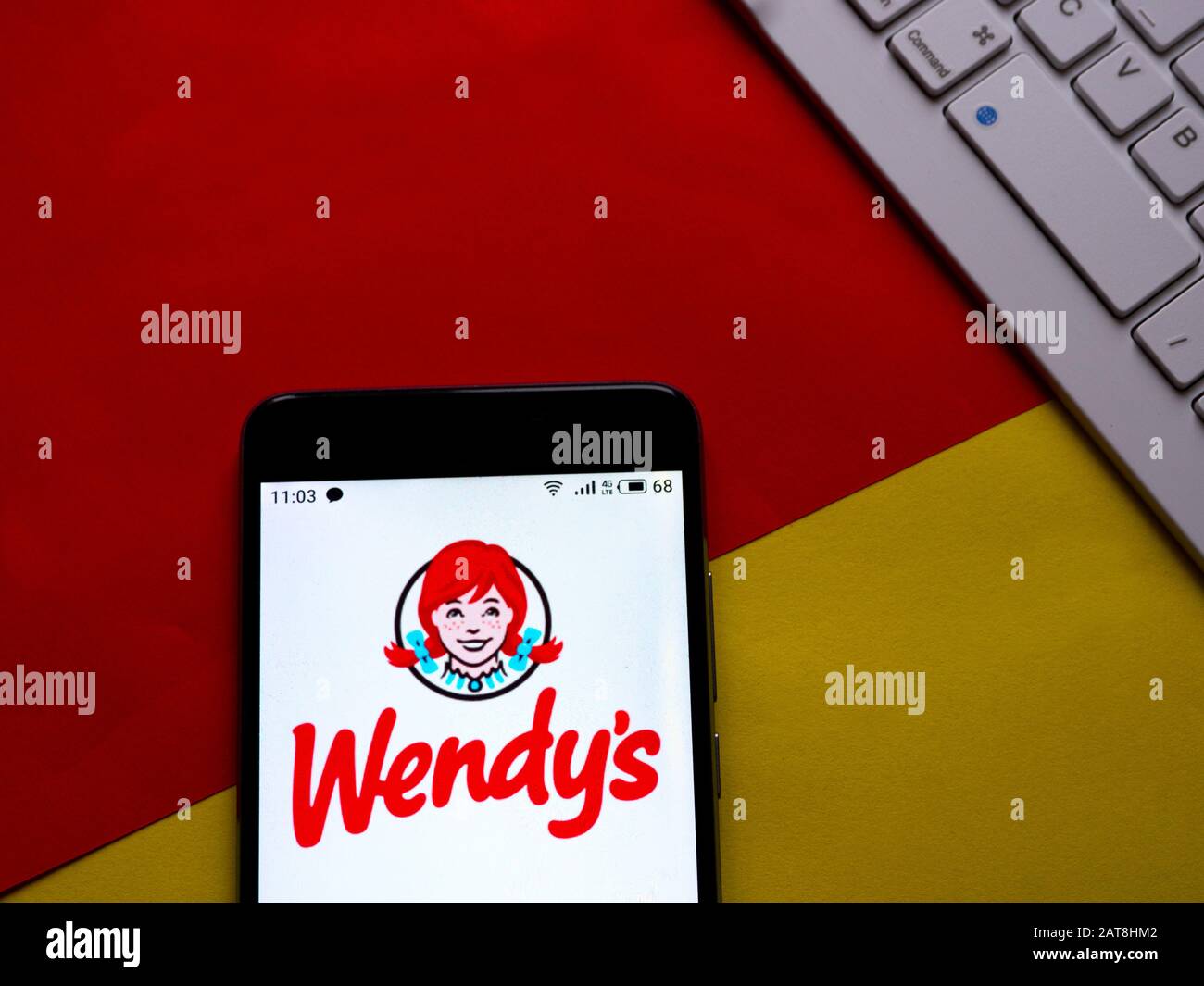 Dans cette illustration photo, le logo Wendy est affiché sur un smartphone. Banque D'Images