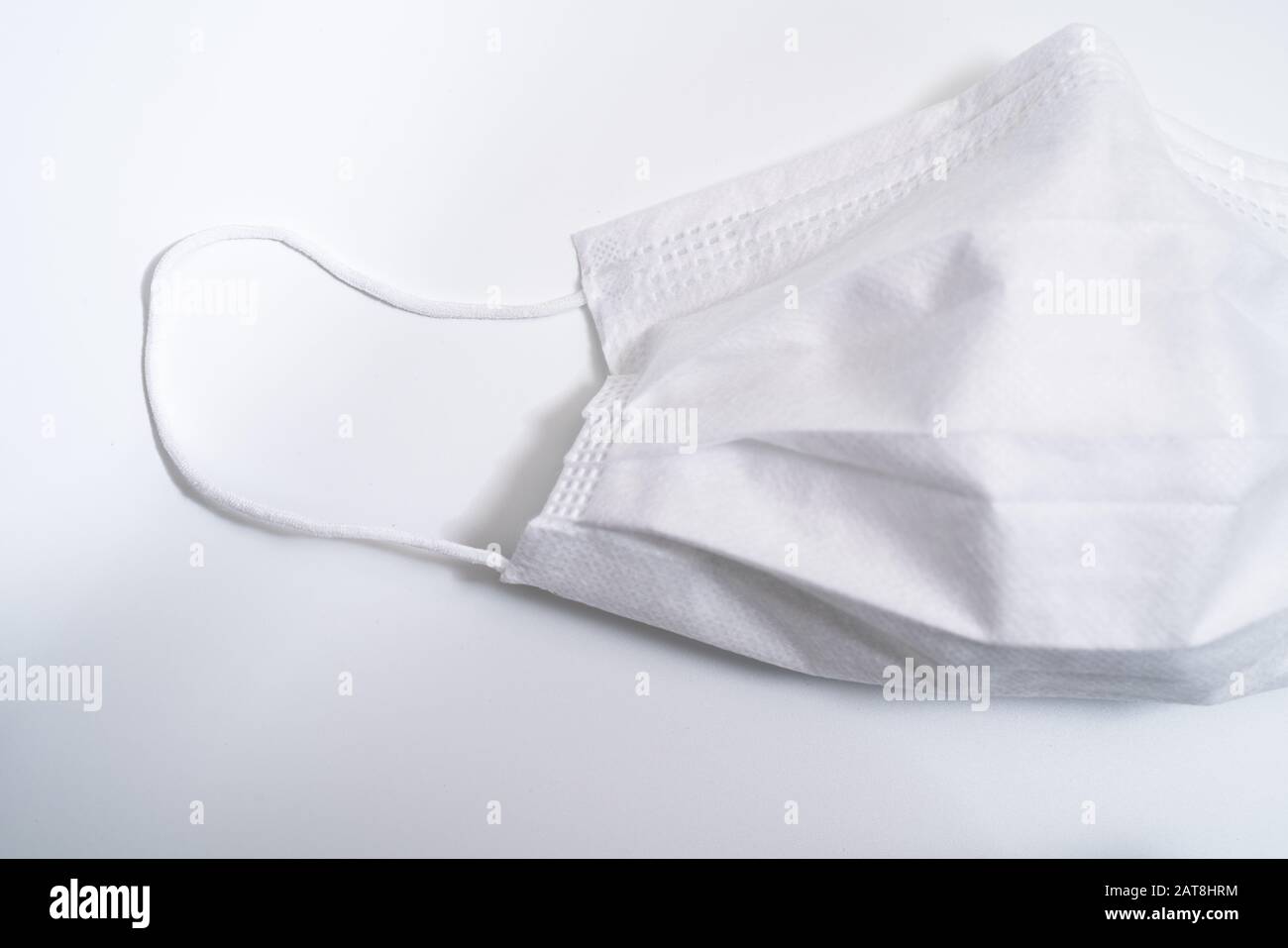 Masque médical de protection sur fond blanc. Banque D'Images