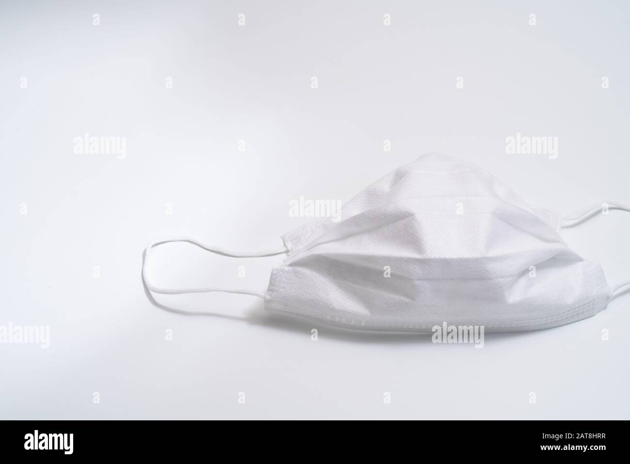 Masque médical de protection sur fond blanc. Banque D'Images