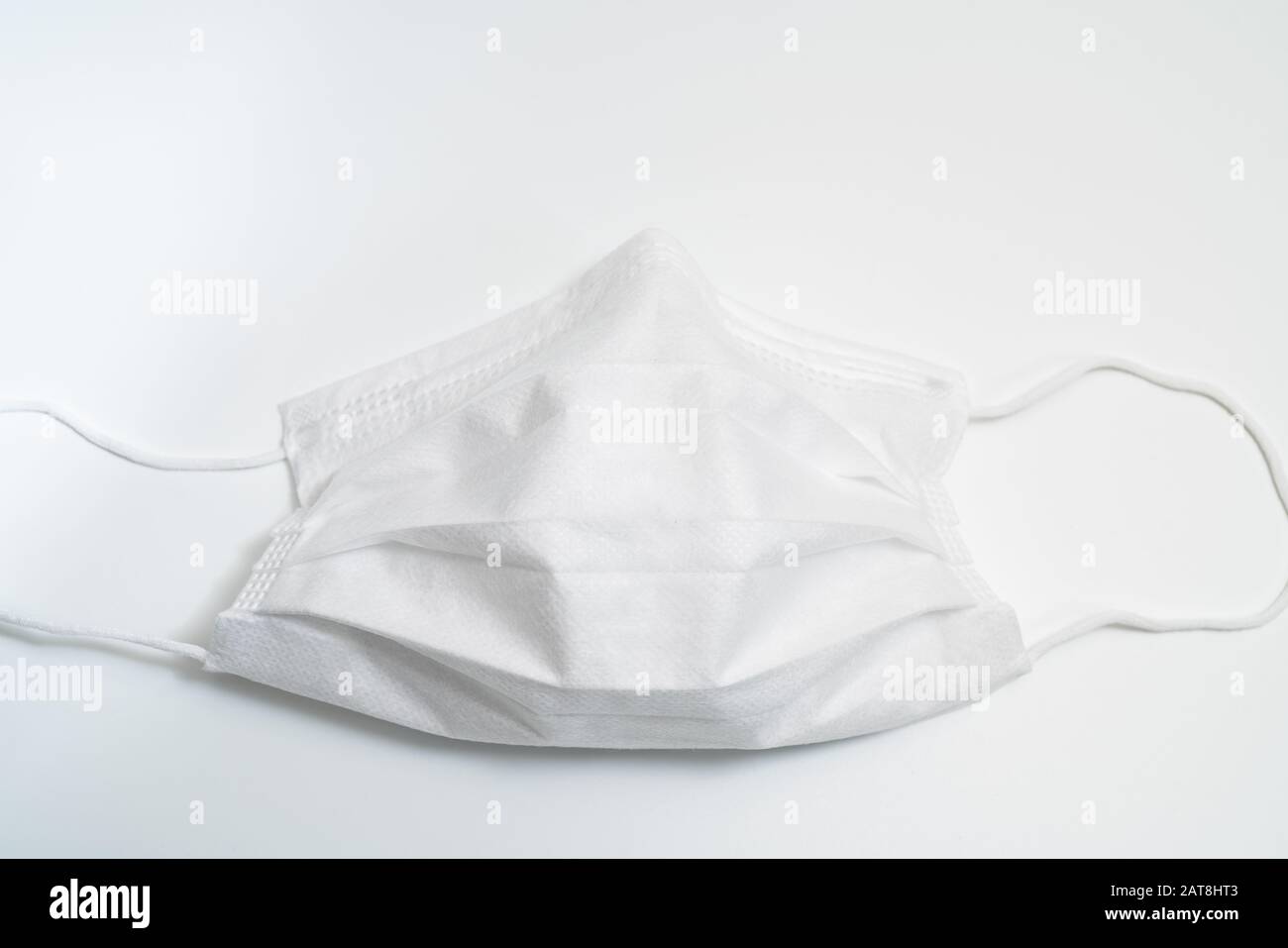 Masque médical de protection sur fond blanc. Banque D'Images