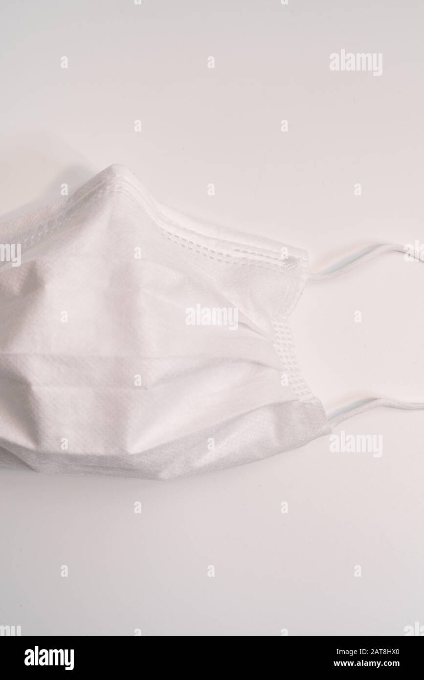 Masque médical de protection sur fond blanc. Banque D'Images