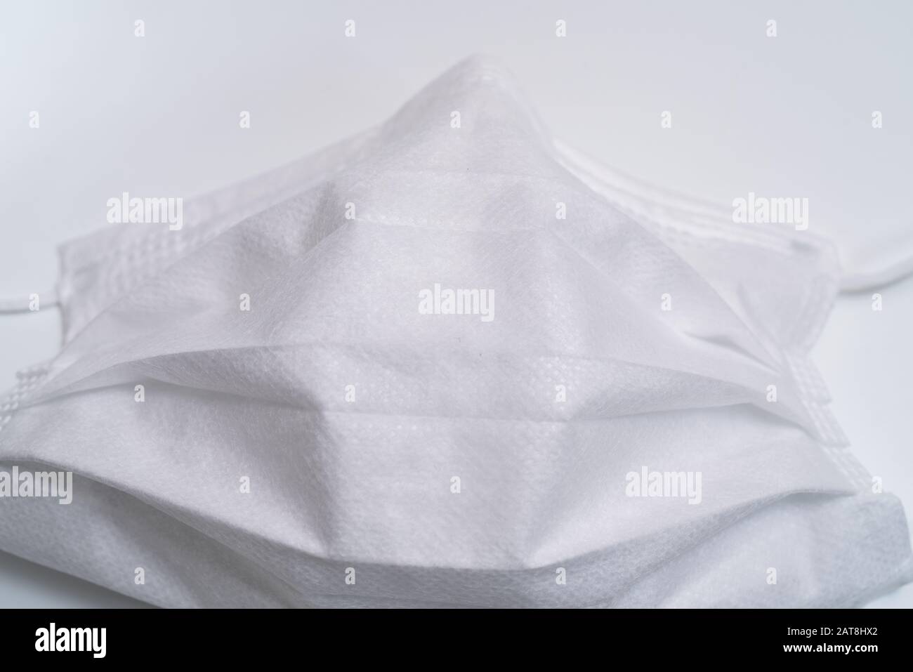 Masque médical de protection sur fond blanc. Banque D'Images