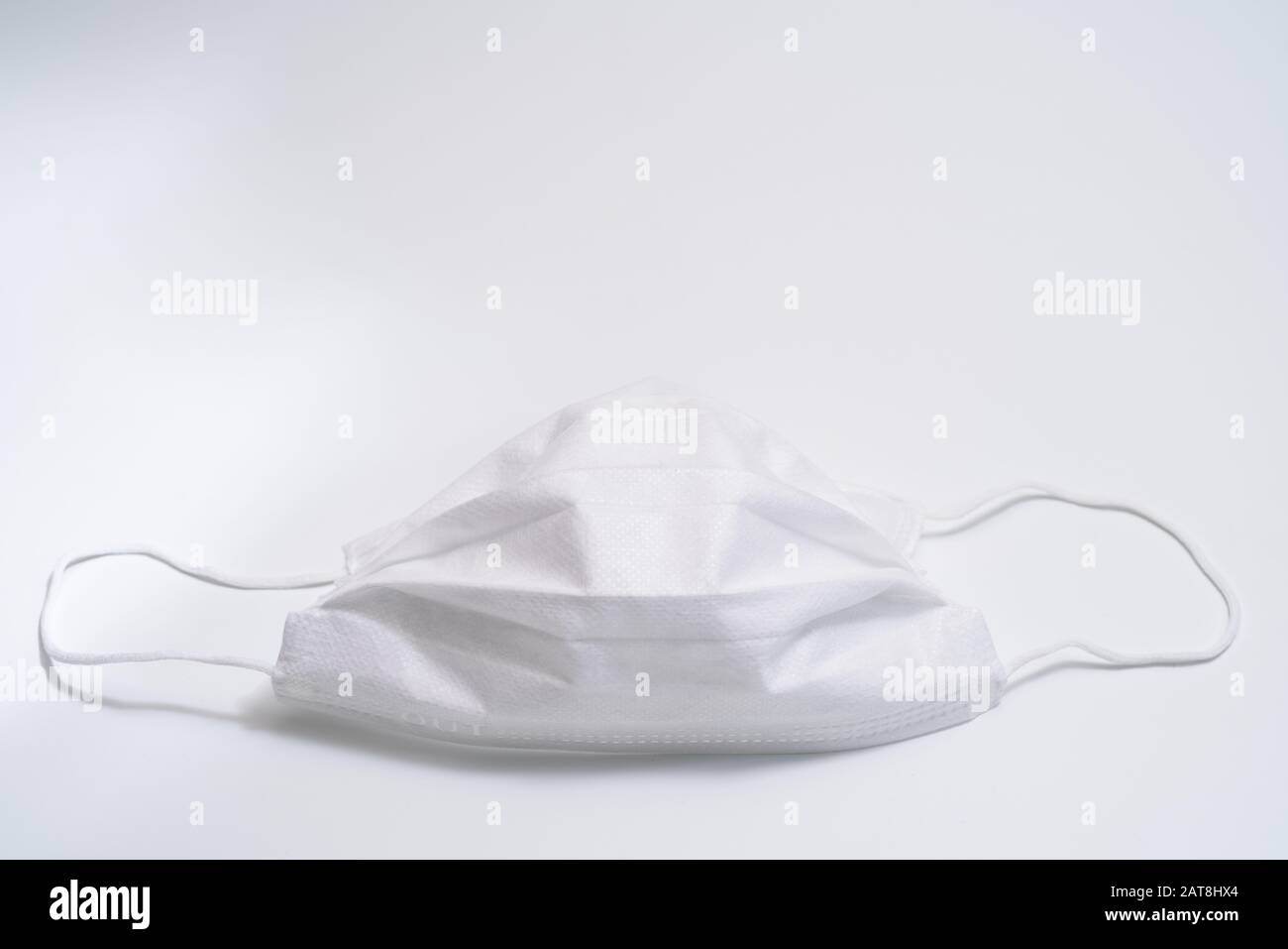 Masque médical de protection sur fond blanc. Banque D'Images