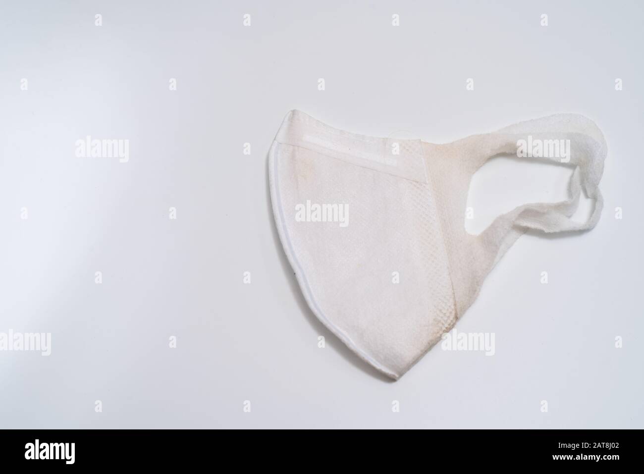 Masque médical de protection sur fond blanc. Banque D'Images